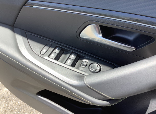 Peugeot 2008 Nouveau Hybrid 136 e-DCS6 GT
