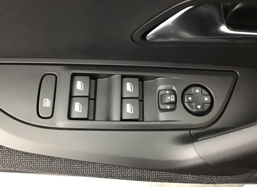 Peugeot 2008 Nouveau Hybrid 145 e-DCS6 Style