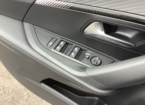 Peugeot 2008 Nouveau Hybrid 136 e-DCS6 Allure