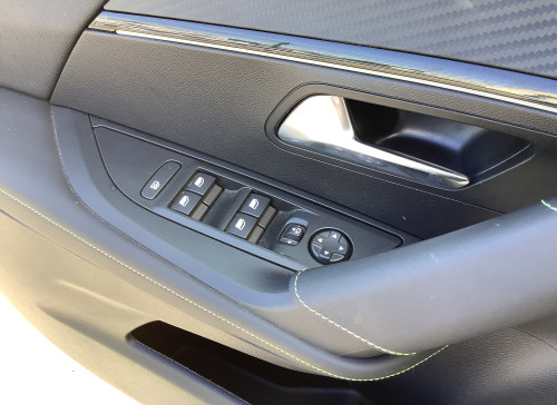 Peugeot 2008 Nouveau Hybrid 136 e-DCS6 GT