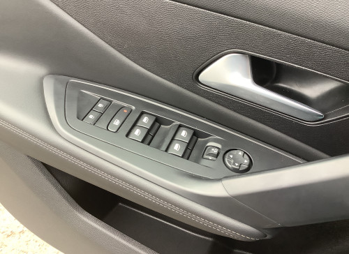 Peugeot 408 Nouvelle Hybrid 136 e-DCS6 Allure