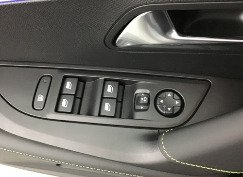 Peugeot 2008 Nouveau Hybrid 145 e-DCS6 GT